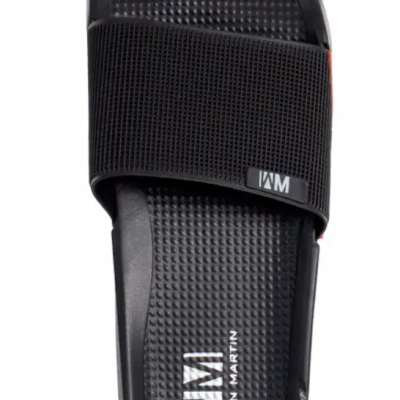 Chinelo preto com tira têxtil e sola com textura, marca WILLIAN MARTIN