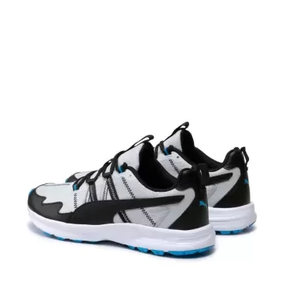 Ténis desportivos em preto, branco e azul com sola branca e detalhes em camurça.