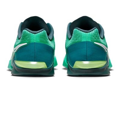 Sapatilhas desportivas verdes e azuis vista traseira sobre fundo branco