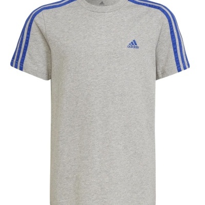T-shirt cinza claro Adidas com riscas azuis nas mangas e logótipo azul no peito