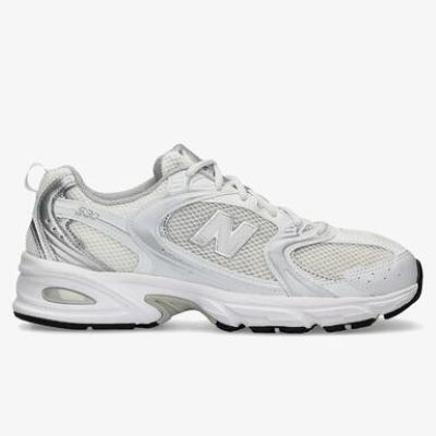 Tênis desportivo branco e prateado New Balance com sola branca