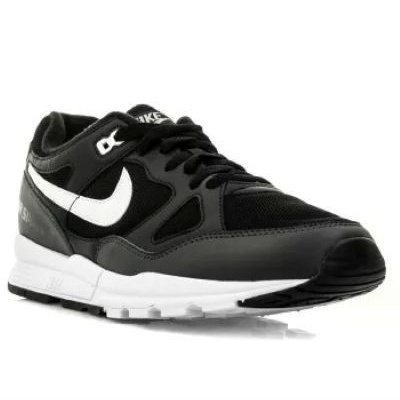 Ténis desportivo Nike preto e branco com sola branca e logótipo Nike