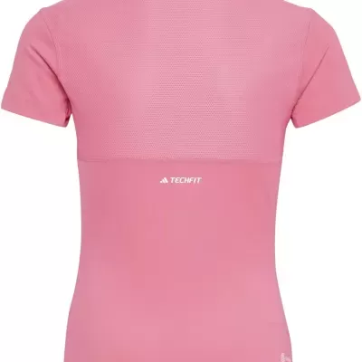 T-shirt rosa com manga curta, detalhe em tecido de malha e texto TECHFIT nas costas