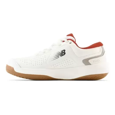 Tênis branco com sola castanha e detalhes vermelhos, com logótipo NB preto nas laterais