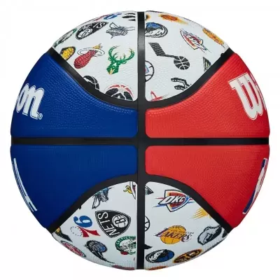 Bola de basquetebol azul, vermelha e branca com logos da NBA