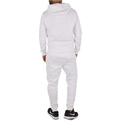 Homem de costas a usar fato de treino branco e sapatilhas pretas e brancas