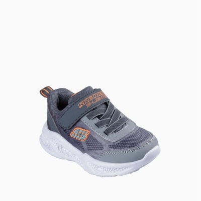 Ténis infantil cinza Skechers com detalhes laranja e sola branca