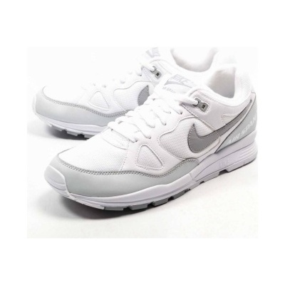 Ténis desportivos Nike brancos com detalhes cinzentos e swoosh cinzento na lateral