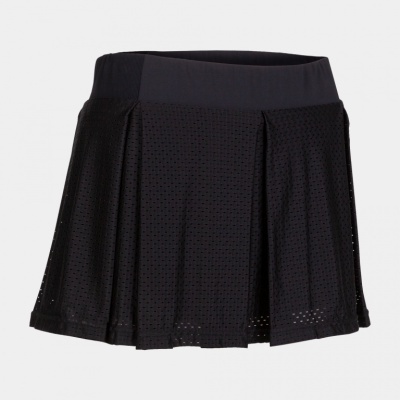 Saia preta de tecido perfurado com cintura elástica numa fotografia de produto sobre fundo branco.