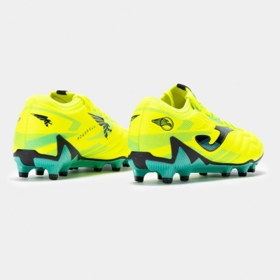 Chuteiras de futebol amarelas com detalhes em azul e preto