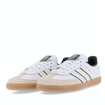 Ténis brancos Adidas Samba com riscas pretas e sola castanha