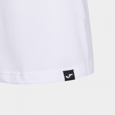 Bainha de t-shirt branca com etiqueta preta e logótipo branco