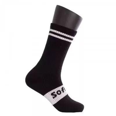 Meia preta com riscas brancas e texto Soft em fundo branco