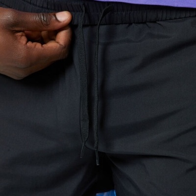 Calças pretas com cordão e cintura elástica