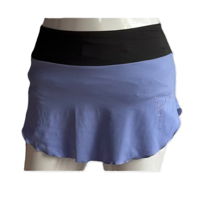 Saia curta desportiva azul claro com cós preto e detalhe de cristais