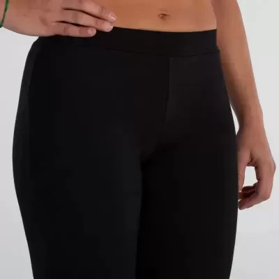 Leggings pretas com cintura elástica num fundo cinzento claro
