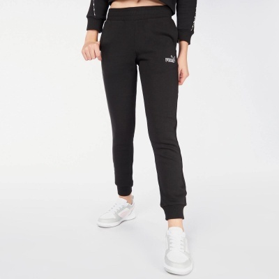 Calças de treino pretas PUMA com punhos elásticos, usadas com ténis brancos