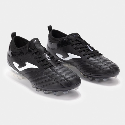 Botas de futebol pretas com detalhes brancos e sola com cravos