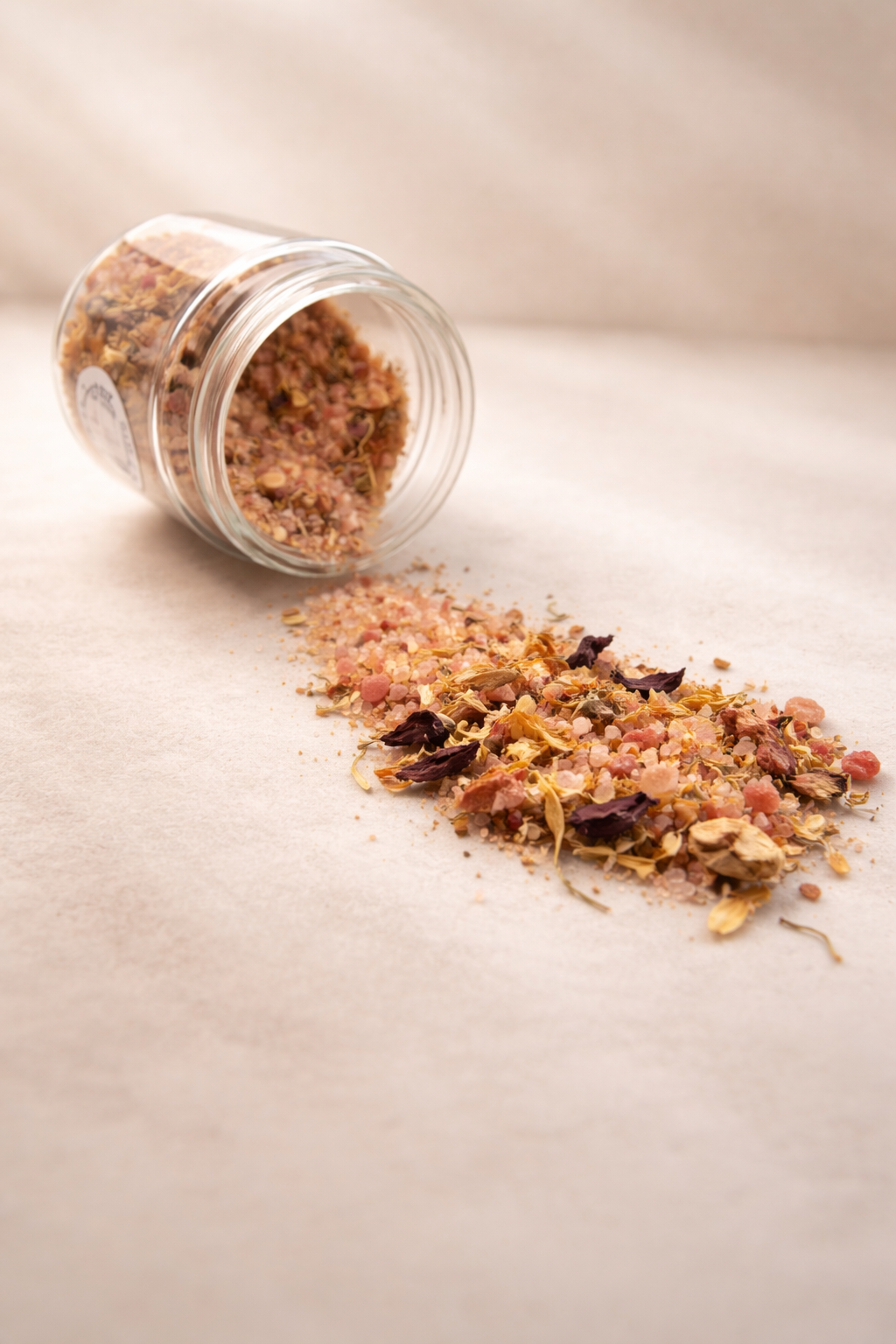 Sais para Duche & Banho - PROTEÇÃO Frasco de vidro com sais coloridos e pétalas secas espalhados
