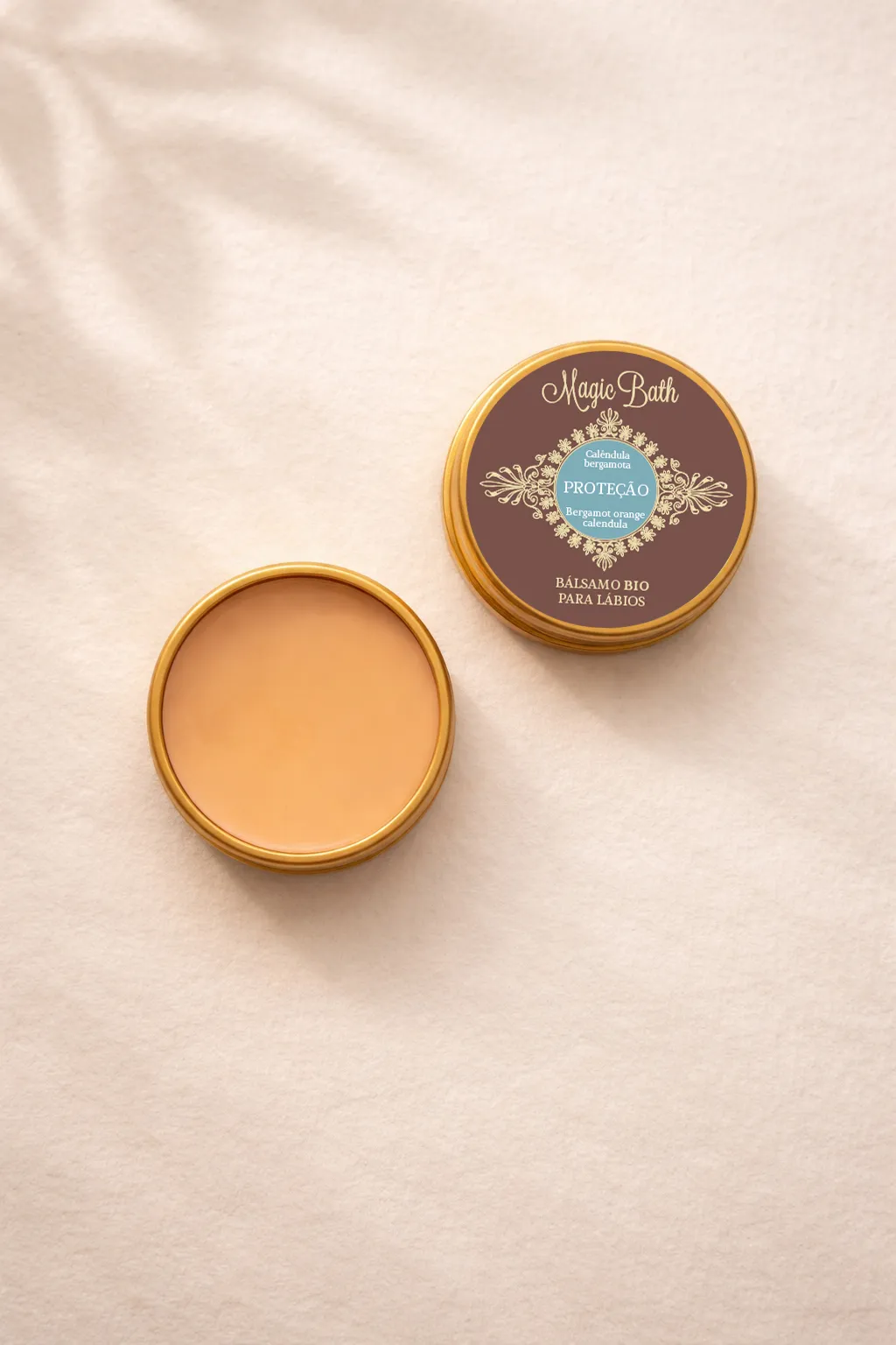 Bálsamo para Lábios - PROTEÇÃO Pequeno pote redondo de alumínio dourado com pomada labial natural Proteção perto da tampa castanha