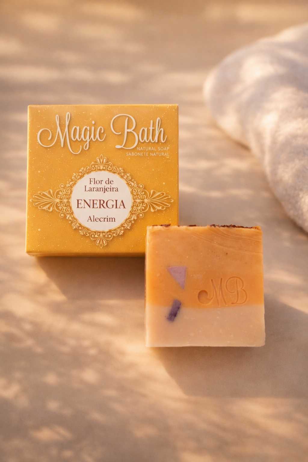 Sabonete natural - ENERGIA Sabonete natural Magic Bath com embalagem amarela e sabonete bicolor com gravação MB