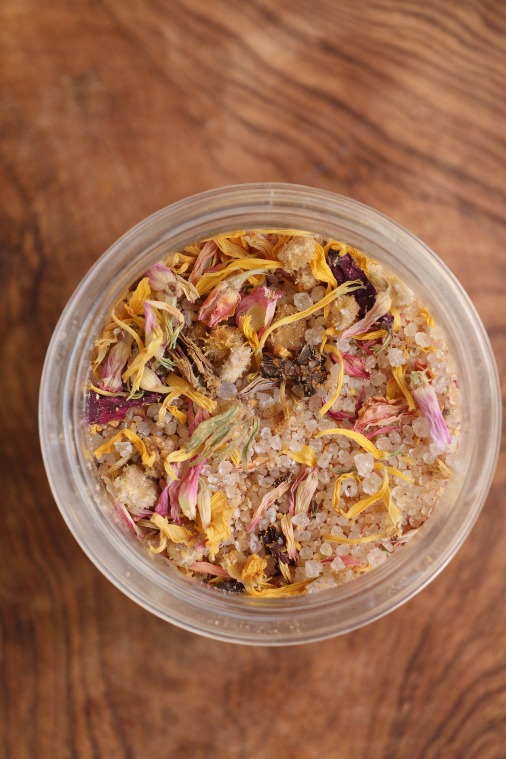 Sais para Duche & Banho - PROTEÇÃO Mistura de sal grosso e pétalas secas de flores em frasco