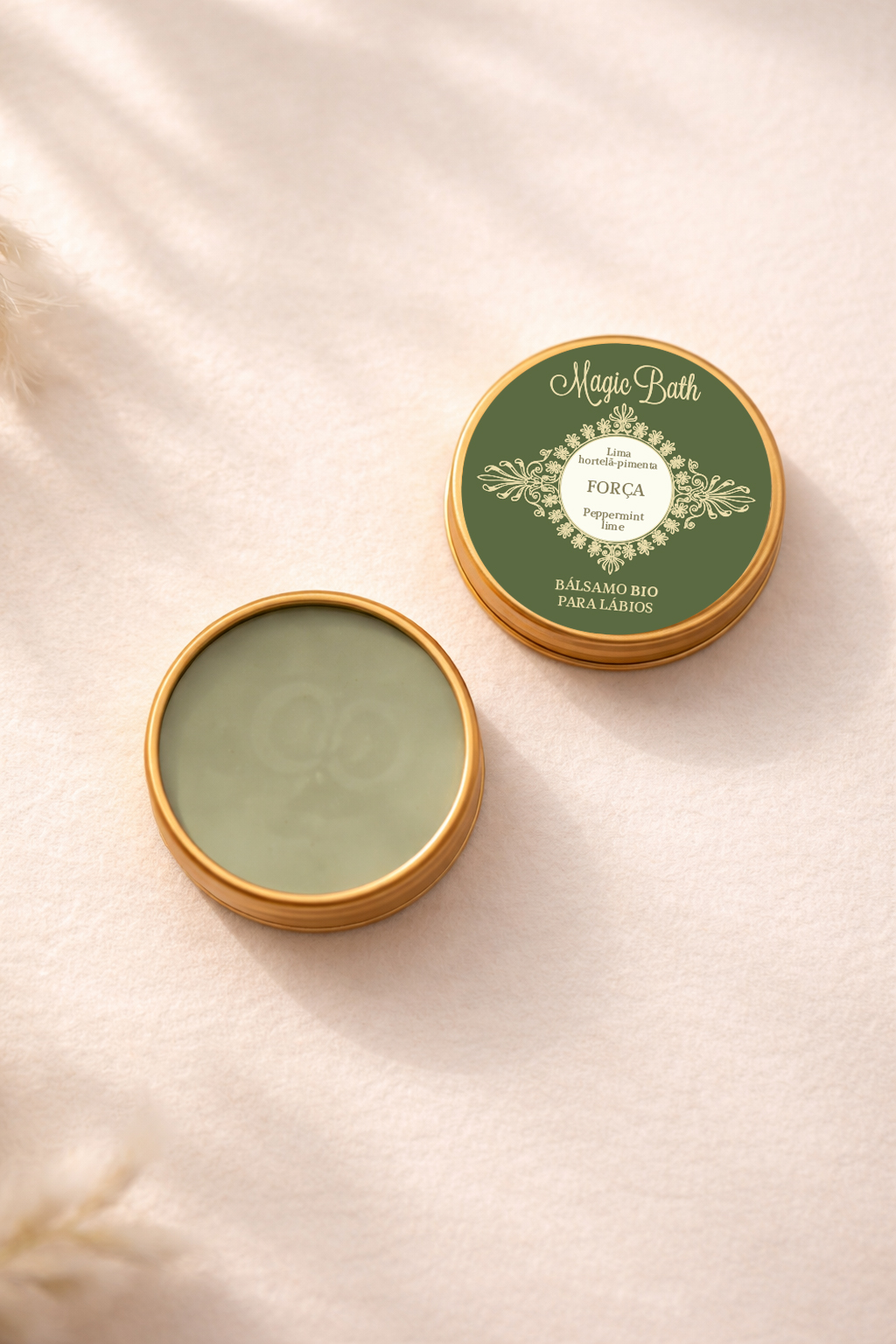 Bálsamo para Lábios - FORÇA Bálsamo labial em embalagem redonda verde com tampa dourada