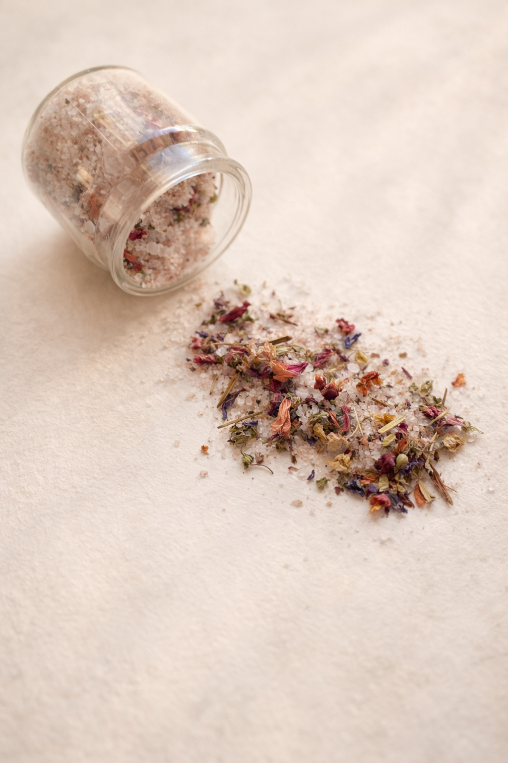 Sais para Duche & Banho - Amor Frasco de vidro com sal grosso rosa e pétalas de flores secas coloridas