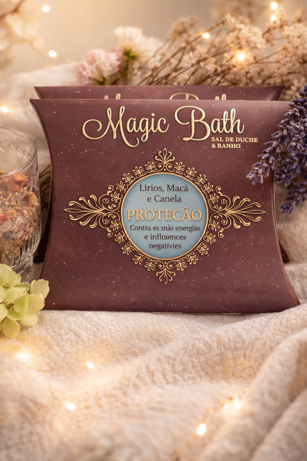 Sais para Duche & Banho - PROTEÇÃO Embalagens de sal de duche Magic Bath em tom castanho com texto dourado e fundo com flores secas e luzes suaves
