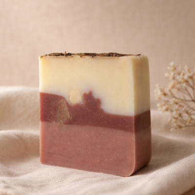 Sabonete artesanal em camadas creme e castanho sobre tecido bege