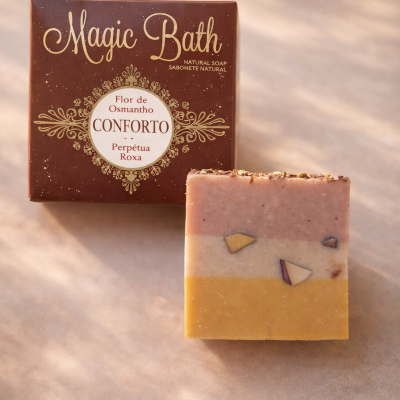 Sabonete Magic Bath em caixa castanha e barra de sabão tricolor com pedaços decorativos