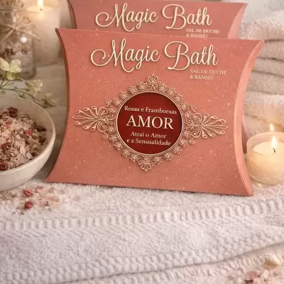 Embalagem rosa dos sais Amor ao lado de velas acesas e taça com ervas sobre toalha branca felpuda