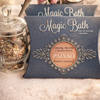 Pacotes azuis de sal de banho Magic Bath com frasco de vidro e flores cor-de-rosa