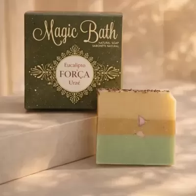 Sabão tricolor pastel à frente da embalagem verde-escura Força Eucalipto e Urzé com luz filtrada