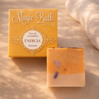 Sabonete natural Magic Bath com embalagem amarela e sabonete bicolor com gravação MB