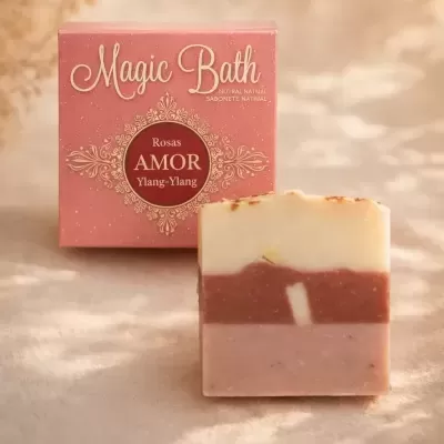 Sabonete tricolor em frente à embalagem rosa Amor Rosas e Ylang-Ylang, com sombras de folhas