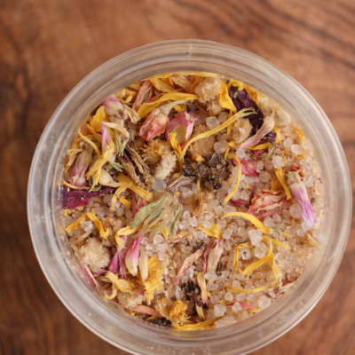 Mistura de sal grosso e pétalas secas de flores em frasco