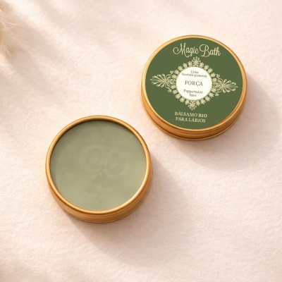 Bálsamo labial em embalagem redonda verde com tampa dourada