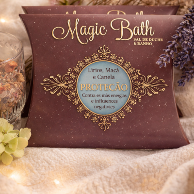 Embalagens de sal de duche Magic Bath em tom castanho com texto dourado e fundo com flores secas e luzes suaves