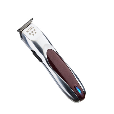 Máquina de cortar cabelo metálica com detalhes vermelhos e lâmina de aço