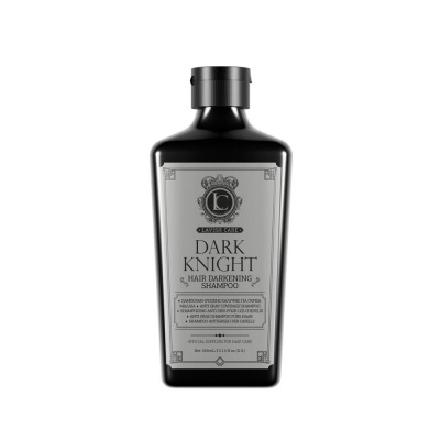 Frasco preto de shampoo Dark Knight com etiqueta cinza e texto em inglês em fundo branco