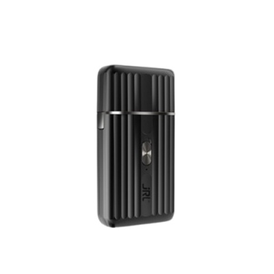 Isqueiro preto com ranhuras verticais e botão metálico