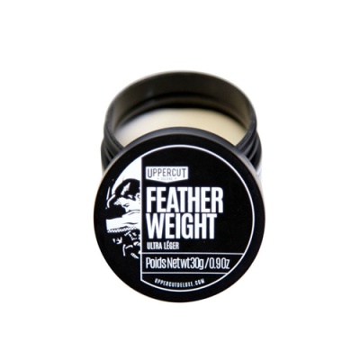 Frasco preto de produto cosmético Uppercut Feather Weight com tampa e texto branco