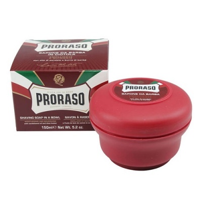 Sabonete para barbear Proraso em embalagem e frasco vermelho e branco