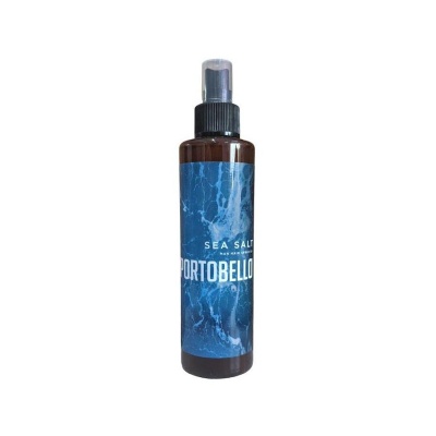 Frasco de spray de plástico castanho com rótulo azul e texto 'SEA SALT PORTOBELLO'