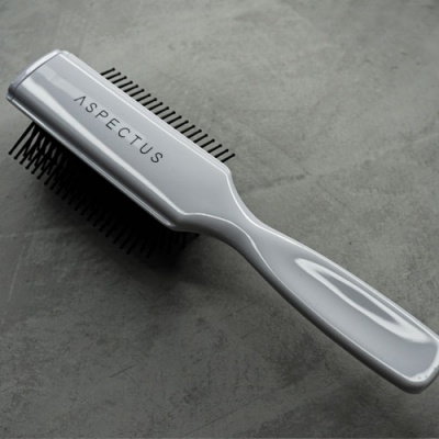 Escova de cabelo cinzenta com cabo e cerdas pretas