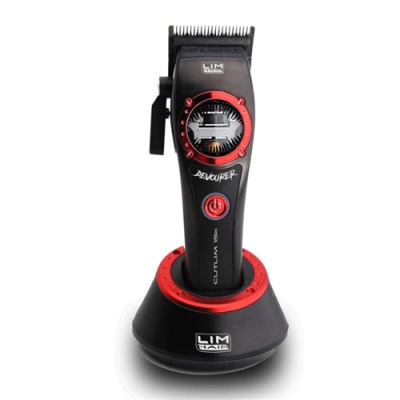 Máquina de cortar cabelo preta e vermelha numa base de carregamento preta e vermelha