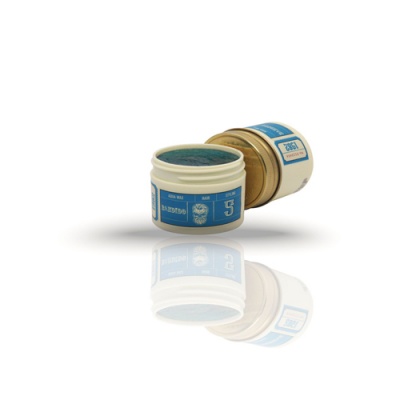 Frascos redondos de creme azul com rótulos azuis e brancos