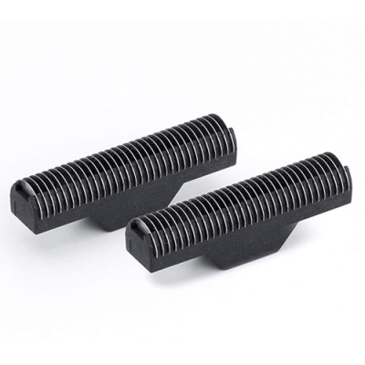 Duas lâminas pretas para máquina de barbear com design em espiral e partes metálicas visíveis