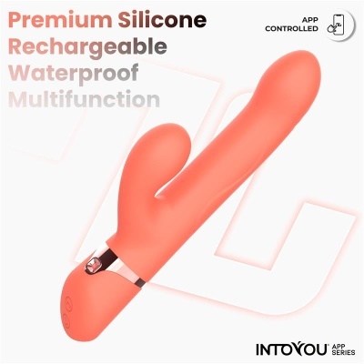 Vibrador cor de salmão em silicone com duas pontas e botões de controlo.